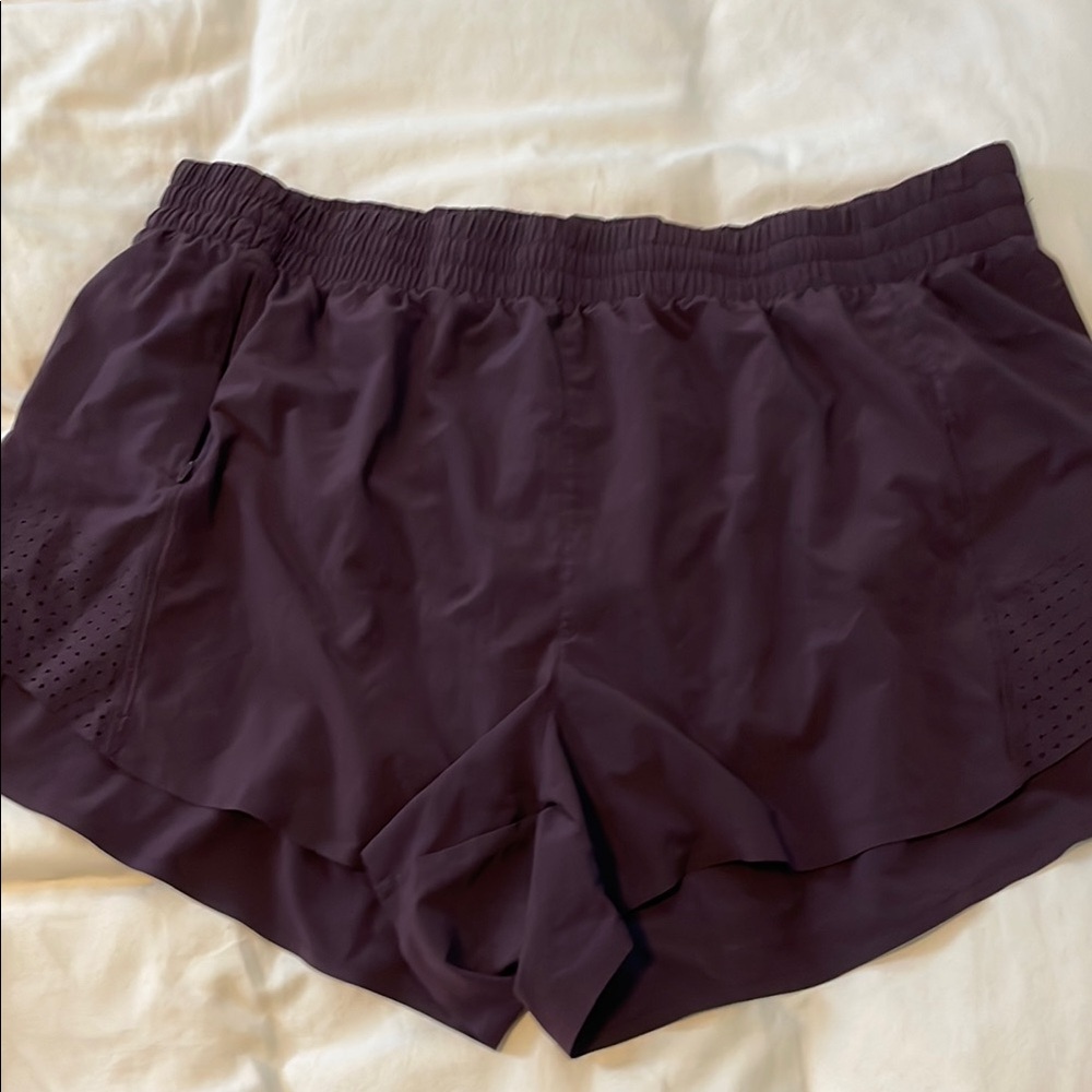 Athleta Hustle 3 inch short maroon 1X